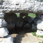 ingresso dolmen tavola forata sottostante